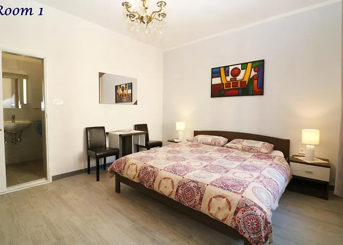 Old Town Rooms And Apartment