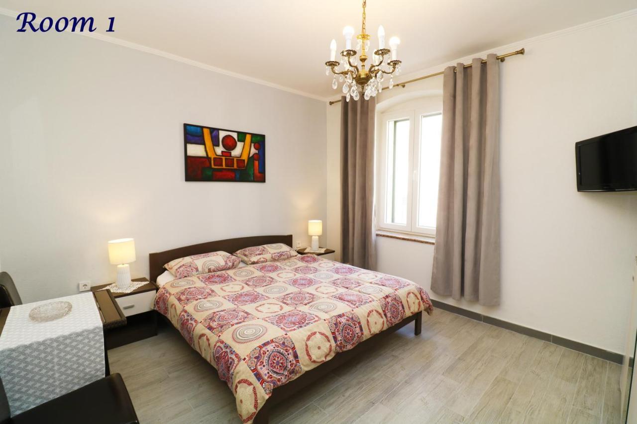 Gasthof Old Town Rooms And Apartment
