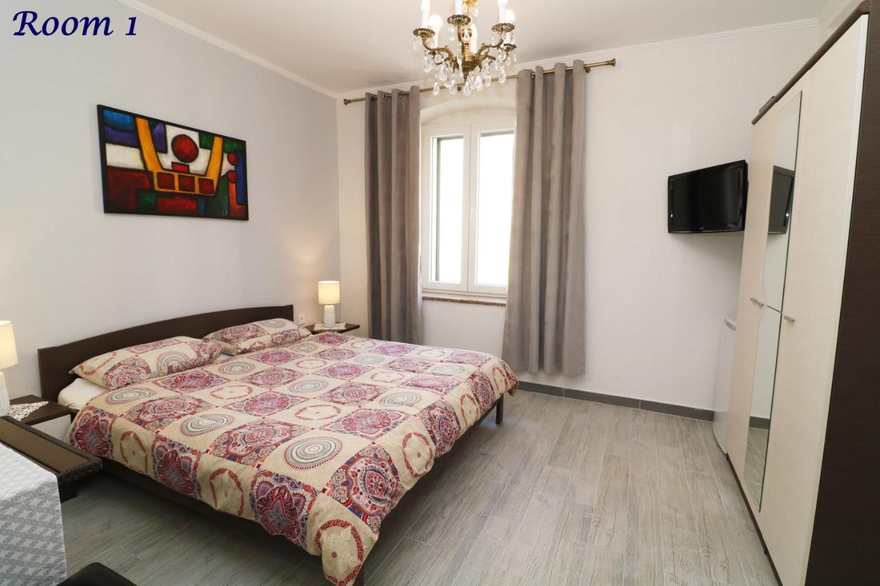 Penzión pre hostí Old Town Rooms And Apartment 3*